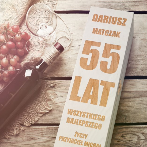 Skrzynka jasna na wino z grawerem dla przyjaciela na 55 urodziny