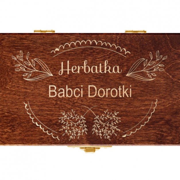 Herbata w brązowej skrzyni z grawerem dla babci