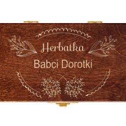 Herbata w brązowej skrzyni z grawerem dla babci