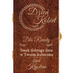 Herbata w brązowej skrzyni z grawerem dla siostry na Dzień Kobiet